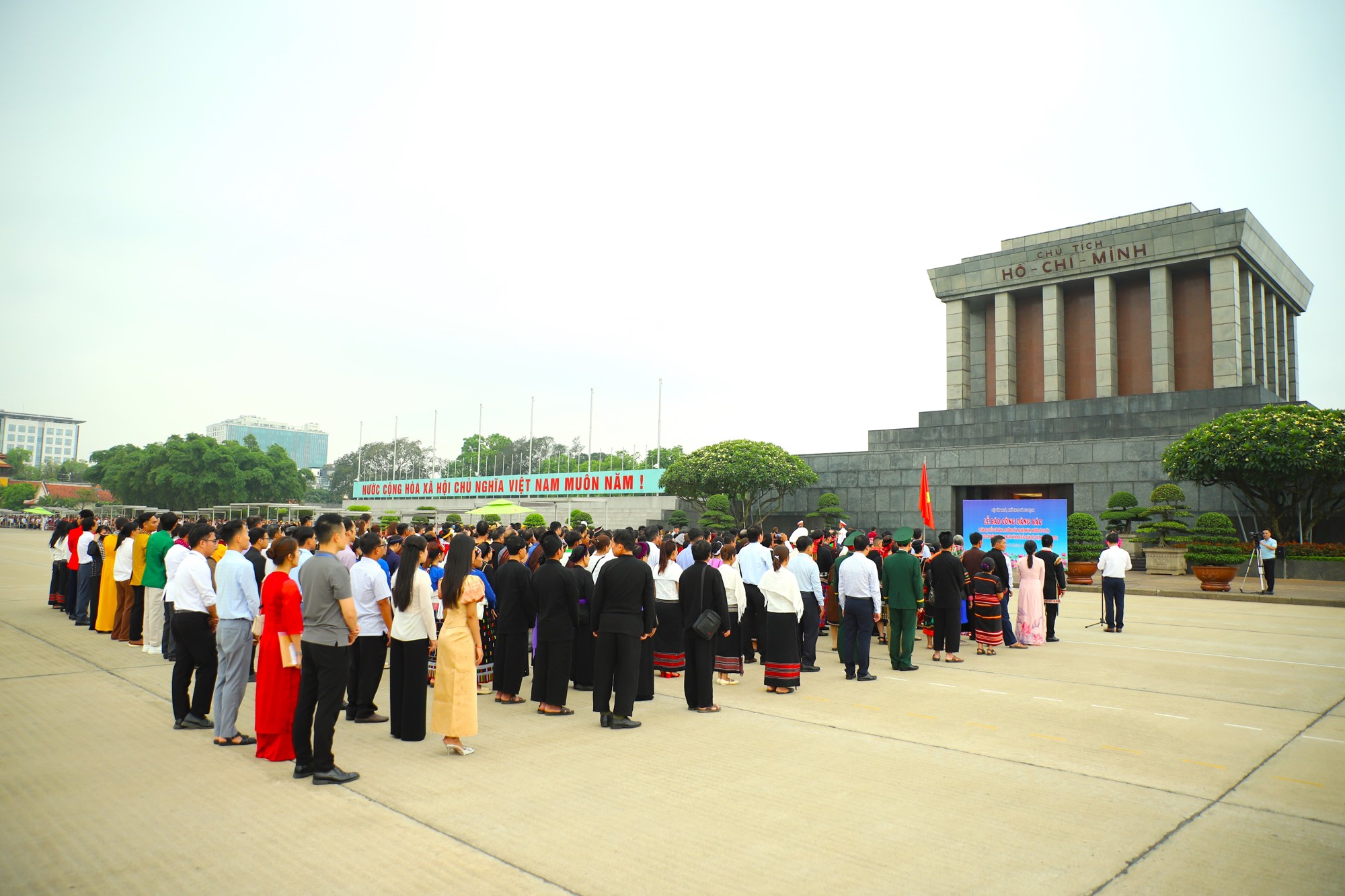 [Ảnh] Lễ báo công dâng Bác của Đoàn đại biểu già làng, trưởng bản, nghệ nhân các dân tộc 13 win