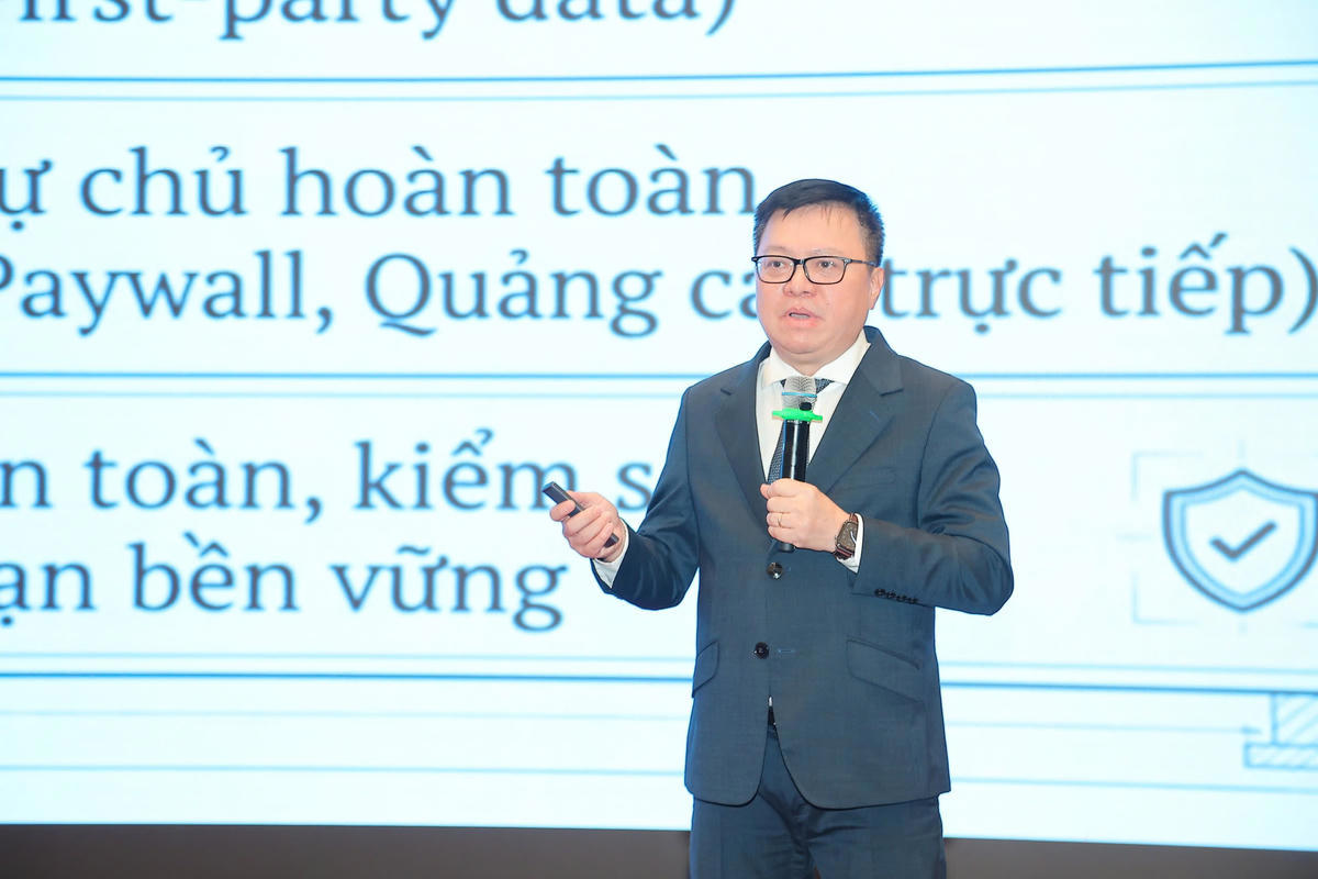 Ông Lê Quốc Minh - Ủy viên Trung ương Đảng, Tổng Biên tập Báo Nhân Dân, Phó Trưởng Ban Tuyên giáo và Dân vận Trung ương, Chủ tịch Hội Nhà báo 13 win trình bày tham luận tại sự kiện. Ảnh: Lê Khánh.