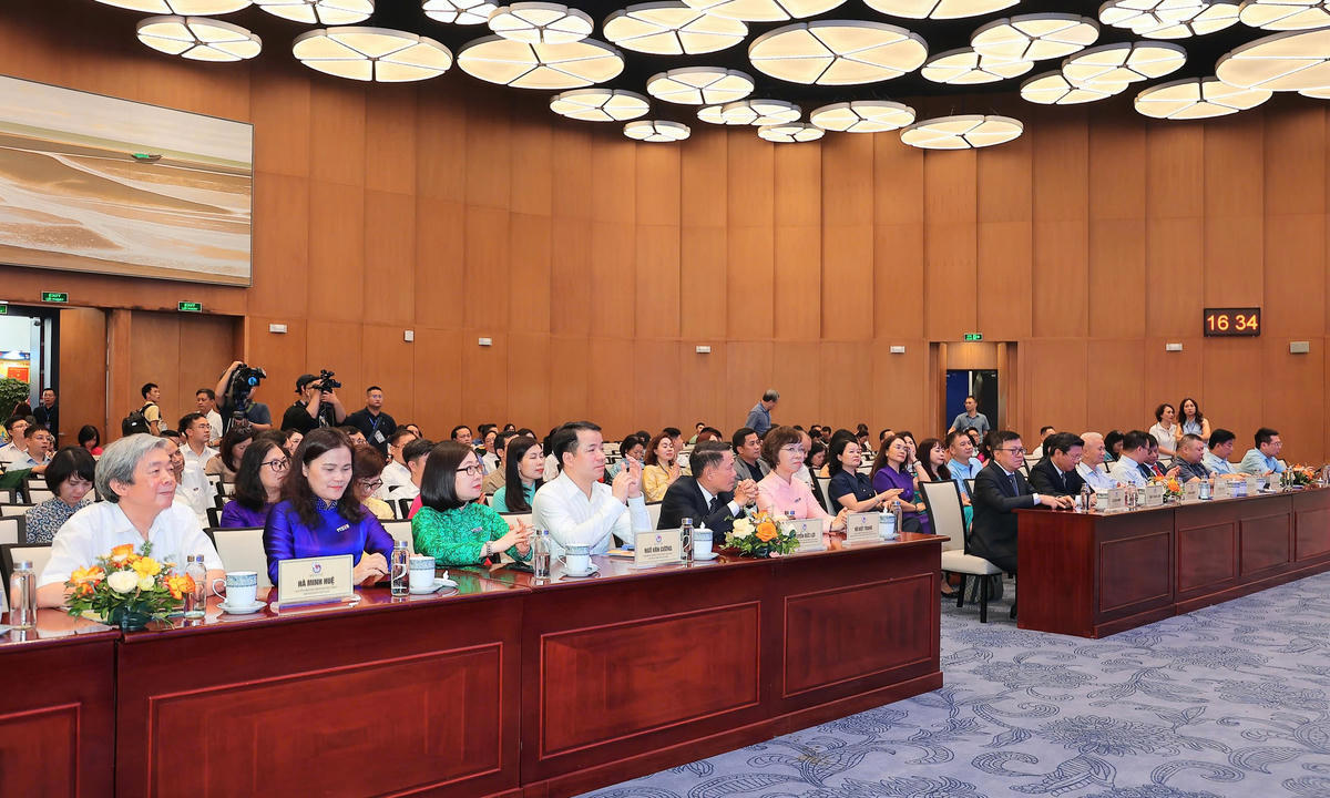 Lễ khai mạc Diễn đàn báo chí toàn quốc 2026 quy tụ các nhà quản lý, chuyên gia, lãnh đạo cơ quan báo chí và đông đảo người làm báo trên cả nước. Ảnh: Lê Khánh.