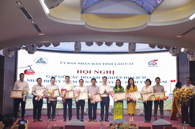 Chủ tịch UBND tỉnh Lào Cai trao Bằng khen cho YeaH1 vì đóng góp phát triển 13 win qua chương trình “Gia Đình Haha” - Ảnh 1.